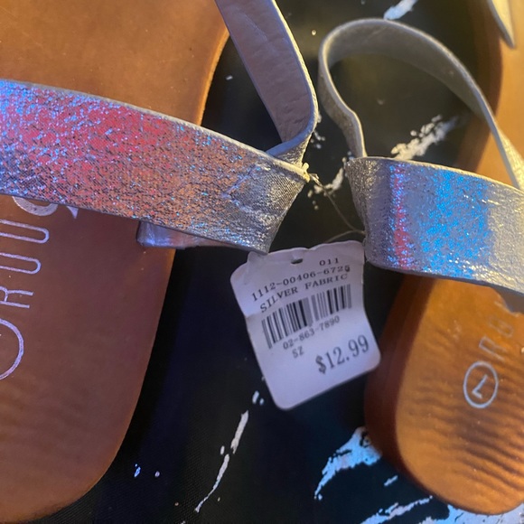 silver metallic sandals ❕ SIZE 7 {NEVER BEEN WORN TAG STILL ATTACHED . } <3 . - Picture 4 of 5